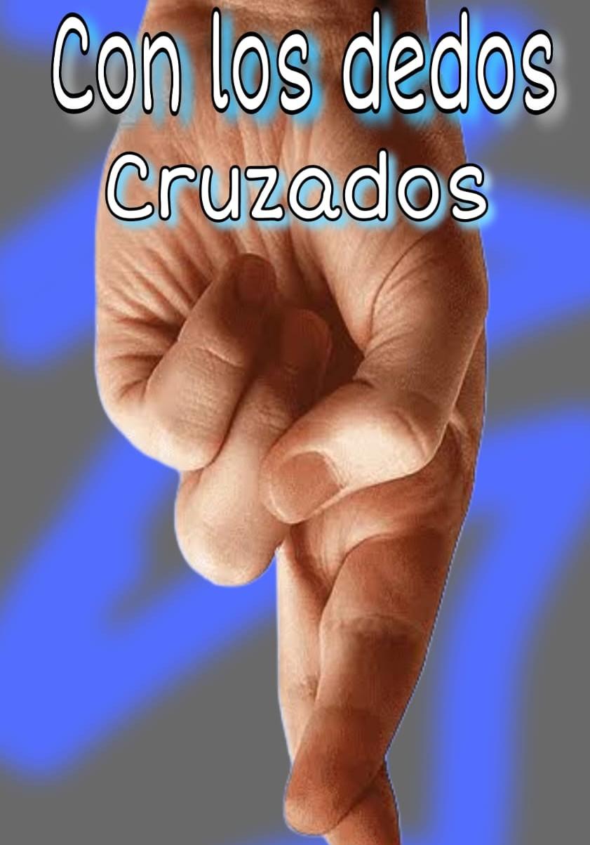Con los dedos cruzados.
